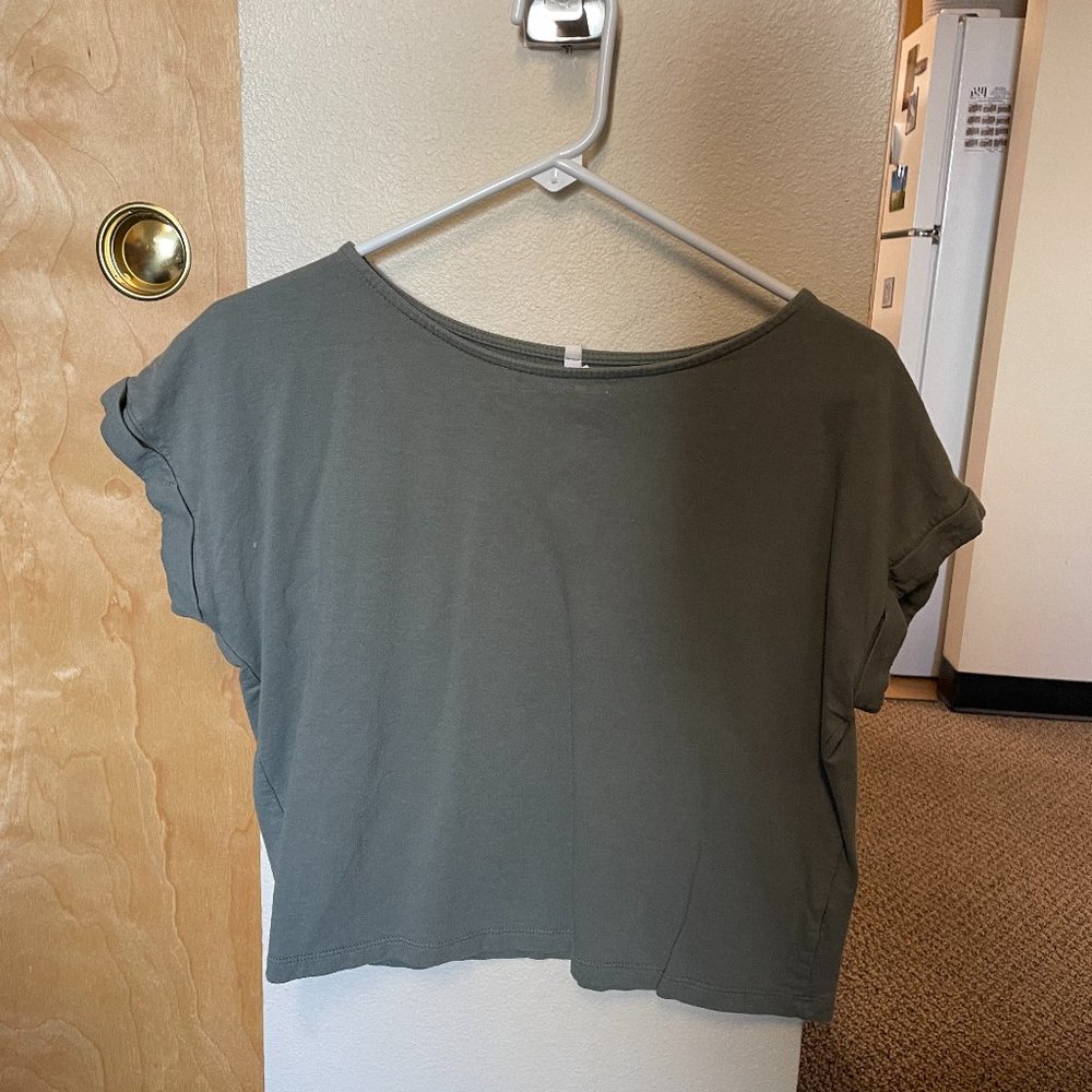 Green cropped tee
